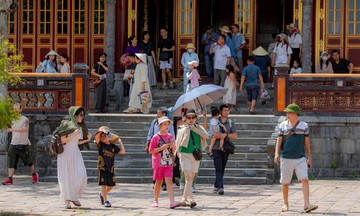 Khách xót xa khi ngai vàng triều Nguyễn bị phá hoại