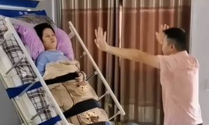 Hát nhảy mỗi ngày để 'đánh thức' vợ hôn mê