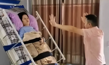Hát nhảy mỗi ngày để 'đánh thức' vợ hôn mê