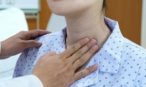 Vì sao đau họng khi ngáp?