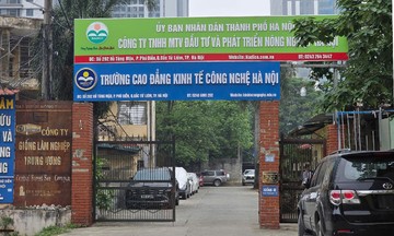 Hơn 100 sinh viên bị dừng học 'không lý do'