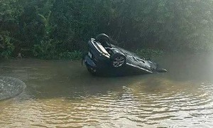 Ôtô lao xuống sông, hai ông cháu may mắn thoát nạn