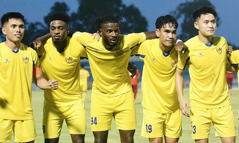 Quảng Nam thắng dễ, Bình Định thoát thua ở V-League