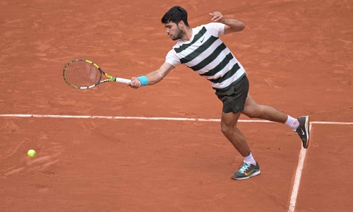 Alcaraz khởi đầu mạnh mẽ ở Roland Garros