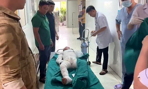 Dùng xăng đốt kiến, hai bé trai bỏng nặng