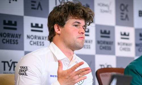 Carlsen ám chỉ anh mới là Vua cờ