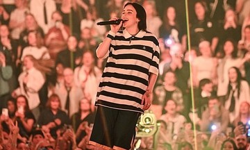 Billie Eilish thắng lớn tại AMAs 2025