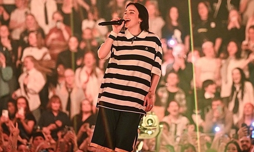 Billie Eilish thắng lớn tại AMAs 2025