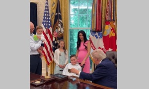 Ông Trump đáp ứng nguyện vọng của cậu bé bệnh nặng