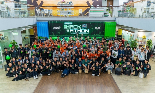 Thí sinh FPT Hackathon 2025 giải bài toán về AI và logistics thông minh