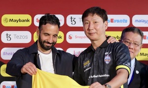 HLV Ruben Amorim khoác vai đồng nghiệp Kim Sang-sik