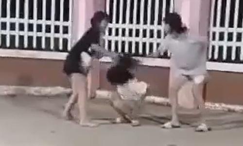 Nữ sinh lớp 6 bị đánh hội đồng, kéo lê