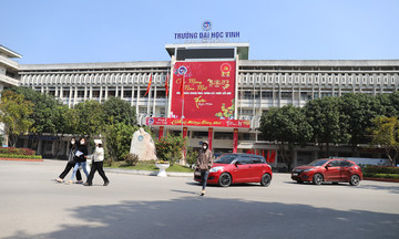 Cán bộ Đại học Vinh bị đình chỉ việc vì nữ sinh tố 'không chuẩn mực'