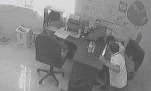 Bác sĩ đâm đồng nghiệp trong phòng khám