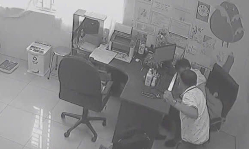 Bác sĩ đâm đồng nghiệp trong phòng khám