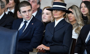 Bà Melania bác tin Barron từng nộp đơn xin vào Harvard