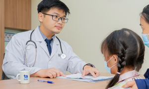 Bé gái bị áp xe thành sau họng