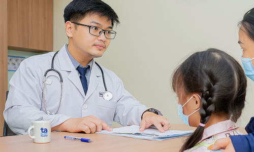 Bé gái bị áp xe thành sau họng