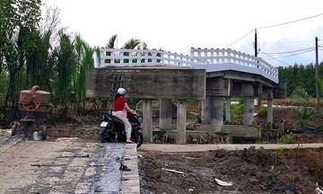 Xây cầu cao hơn mặt đường 2,2 m gây khó người dân