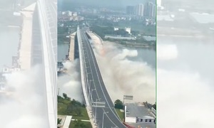 Cách Trung Quốc nổ mìn phá cầu cũ ngay sát cầu mới
