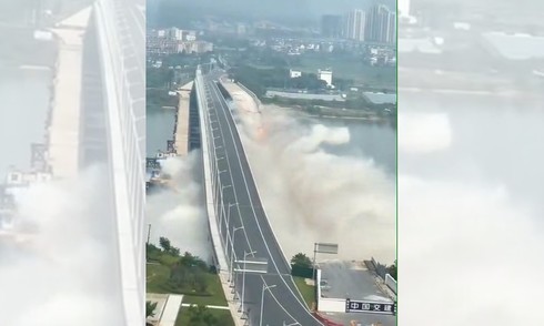 Cách Trung Quốc nổ mìn phá cầu cũ ngay sát cầu mới