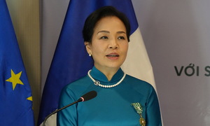 Bà Ngô Phương Lan được trao Huân chương bậc sĩ quan Pháp