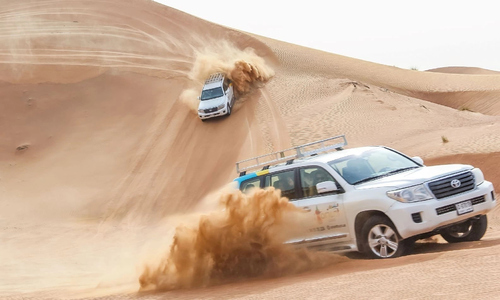 Đi xe địa hình ở sa mạc Dubai 'phê mà không sợ'