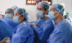 Bà bầu từ Singapore sang TP HCM can thiệp tim bào thai thành công