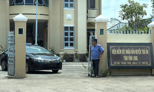 VKSND Tối cao làm việc với gia đình nữ sinh ở Vĩnh Long