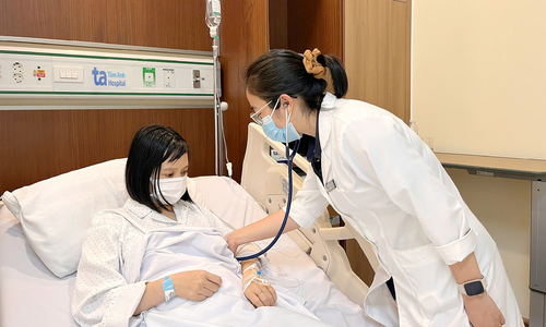 Thai phụ tràn dịch tim phổi do lupus ban đỏ hệ thống