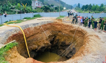 Dừng hút nước tìm kiếm nạn nhân mất tích ở 'hố tử thần'