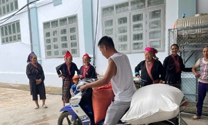 Hiệu trưởng chia hơn 21 tấn gạo cho học sinh ngày cuối năm