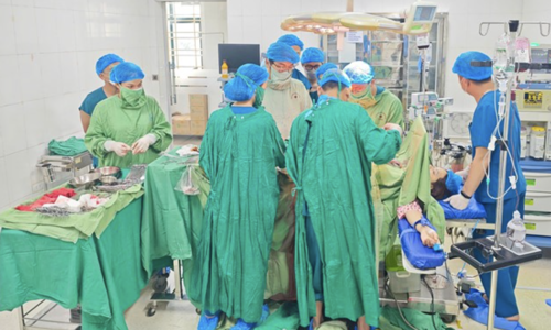 Cứu sản phụ 40 tuổi mắc ba bệnh lý 'chết người'