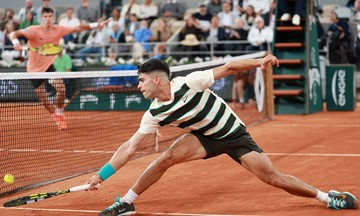 Alcaraz thua set đầu ở Roland Garros