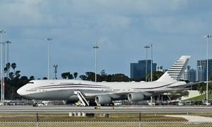 Ông Trump nói máy bay Qatar tặng quá to