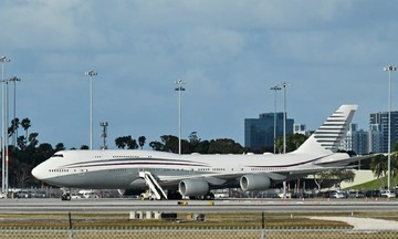 Ông Trump nói máy bay Qatar tặng quá to