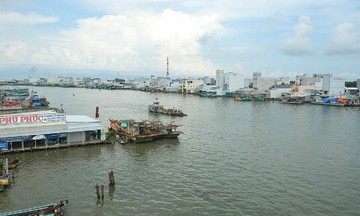Nam sinh trôi dạt trên biển được cứu sống