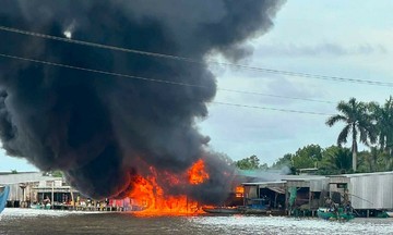 Cháy lớn cây xăng ở Cà Mau