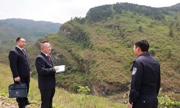 Bất thường của người chồng trong vụ ôtô lao dốc khiến vợ tử nạn