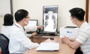 Chàng trai đồng nhiễm Covid-19 và sởi