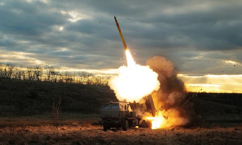 Thế khó của Ukraine dù được phương Tây 'cởi trói' vũ khí
