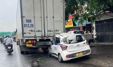 Đầu taxi găm chặt đuôi xe tải, tài xế tử vong