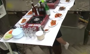 Nhà hàng gây sốt với kiểu phục vụ đội bàn lên đầu