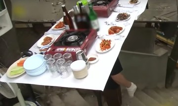 Nhà hàng gây sốt với kiểu phục vụ đội bàn lên đầu