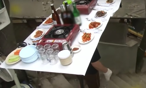 Nhà hàng gây sốt với kiểu phục vụ đội bàn lên đầu