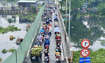 Cấm xe qua cầu nối hai quận nam TP HCM hơn một tháng