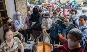 Xếp hàng chờ ăn bánh canh 50 năm trước ngày đóng cửa