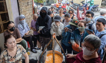 Xếp hàng chờ ăn bánh canh 50 năm trước ngày đóng cửa