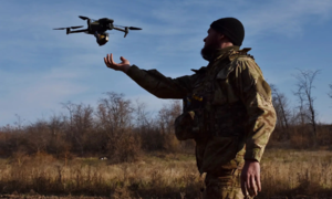 Ukraine tuyên bố triển khai UAV mẹ - con tích hợp AI