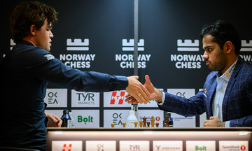 Carlsen lên đỉnh bảng siêu giải Na Uy